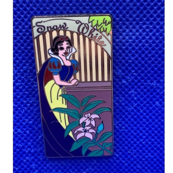 Disney Jewelry - Snow White Disney Auctions LE Limited Edition 1000 pin Princess
